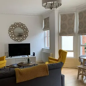 Contemporary Near Quays&docks Apartment