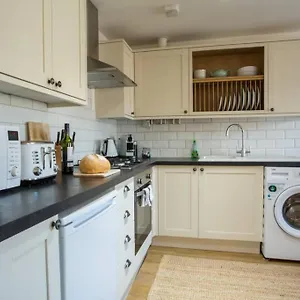 Quiet Close To Quays/docks Apartment