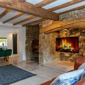 Gloucester-modernised 4 Bedroom Cottage-sleeps 8-free Parking-fast Wi-fi Holiday home