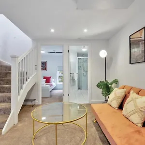 Long In The Centre With Free Parking Apartment