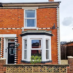 Tudor Delightful House By Staystaycations Holiday home